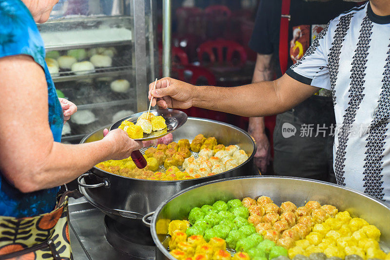 吉隆坡Jalan Alor街头小吃中不同馅料的手工点心